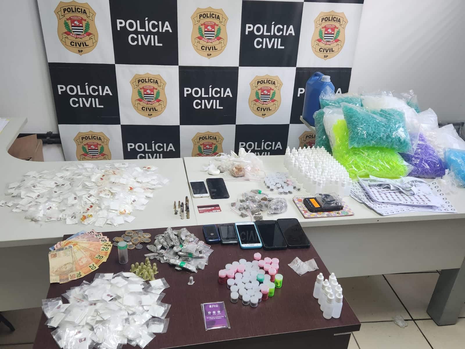 Dupla &eacute; presa por tr&aacute;fico de drogas em S&atilde;o Roque