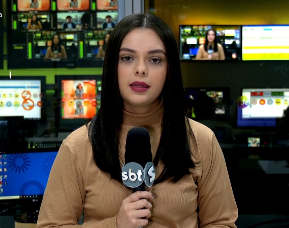 Rep&oacute;rter Fernanda Sena falando sobre o caso dos adolescentes investigados.