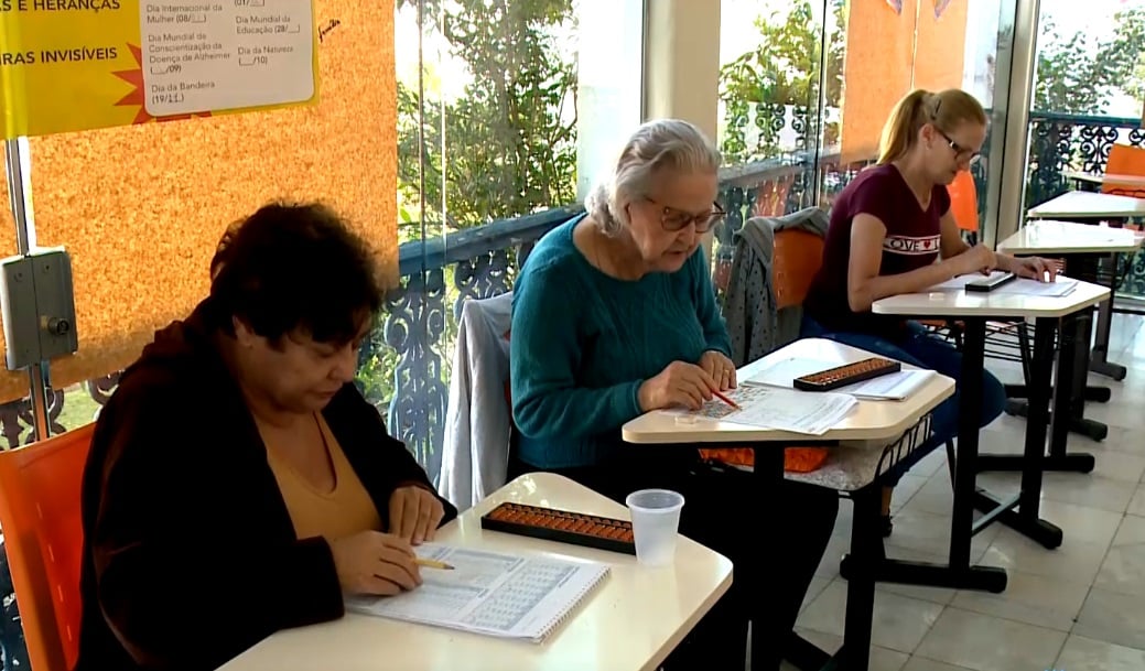 Mulheres praticando exerc&iacute;cio na mat&eacute;ria do Dia Mundial do C&eacute;rebro.
