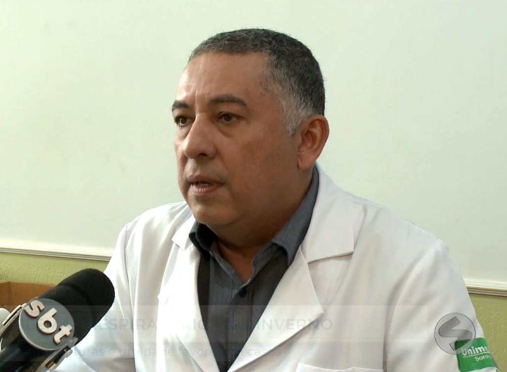 Doutor falando sobre problemas respirat&oacute;rios agravados pelas baixas temperaturas.