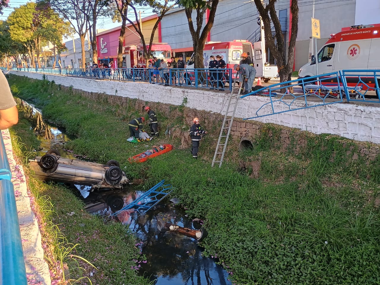 Carro cai em c&oacute;rrego em Itu ap&oacute;s motorista perder controle da dire&ccedil;&atilde;o