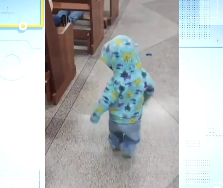 crian&ccedil;a sobrevivente do acidente de Itapetininga andando pela igreja.