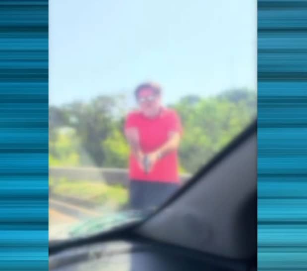 Imagem do empres&aacute;rio que atirou em carro, no momento do crime.