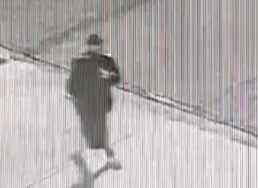 Homem deixando os caix&otilde;es em frente as casas dos pol&iacute;ticos.