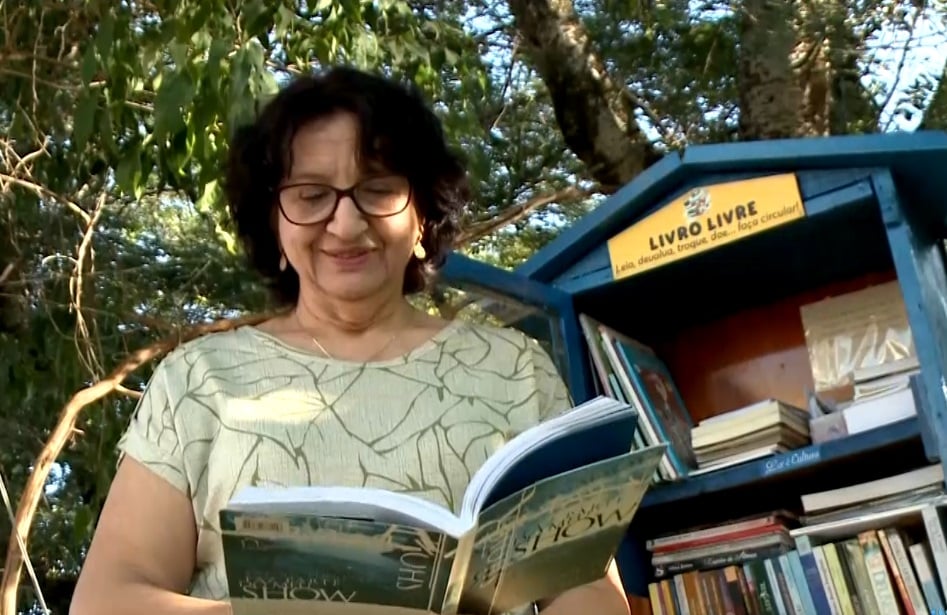 Mulher lendo no espa&ccedil;o de leitura em Salto.