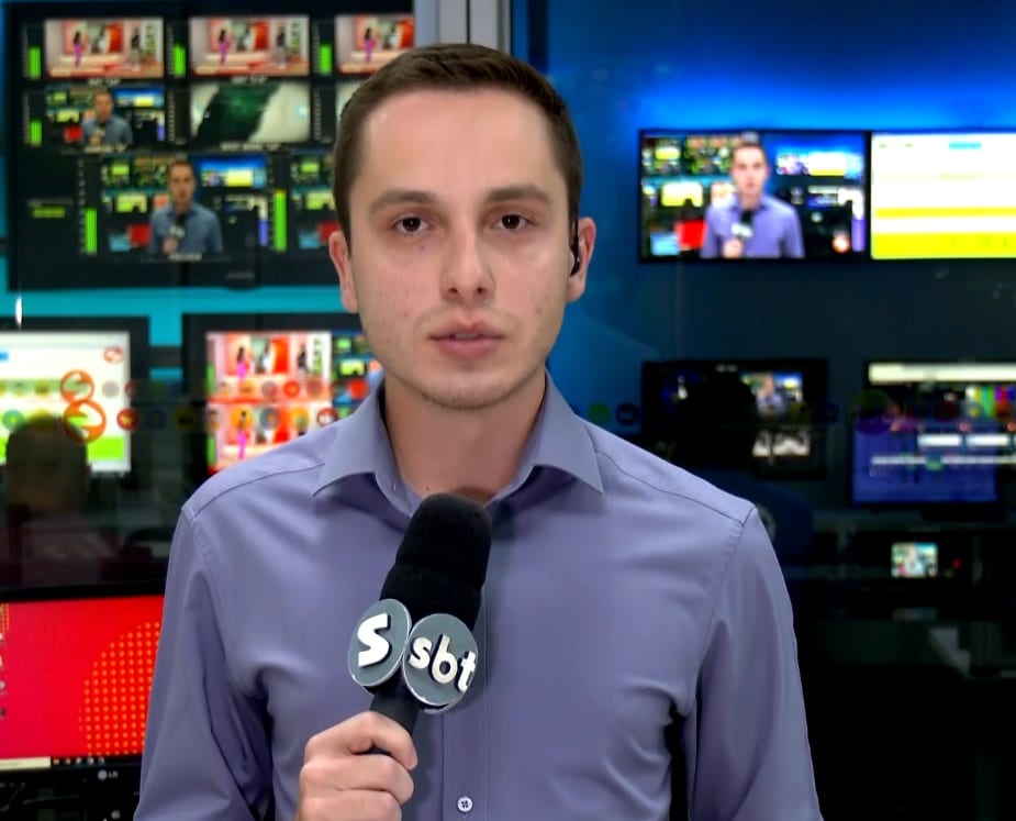 Rep&oacute;rter Luis Negrelli falando sobre o caso da vacina errada.