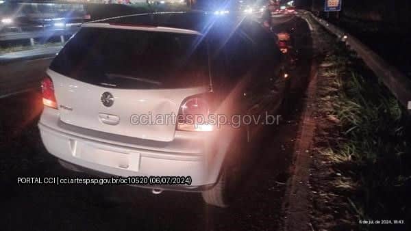Imagem do carro no local onde o pedestre morre atropelado em Jundia&iacute;.