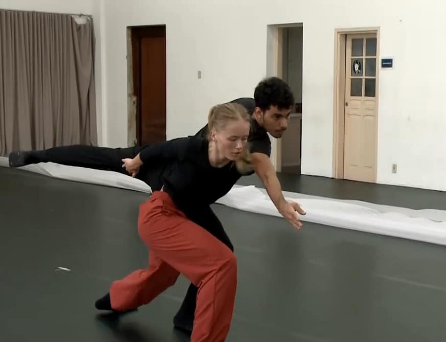 Bailarinos de jundia&iacute; dan&ccedil;ando.