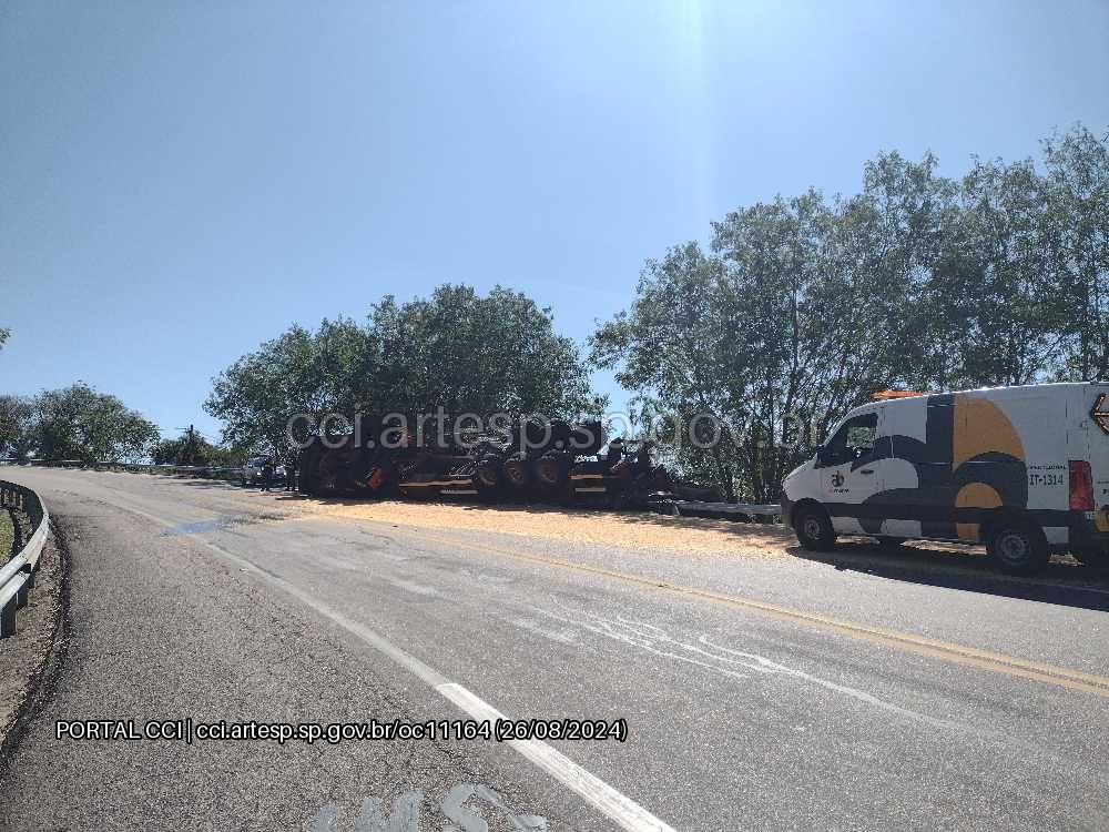 Carreta tomba na Rodovia Marechal Rondon e causa interdi&ccedil;&atilde;o total