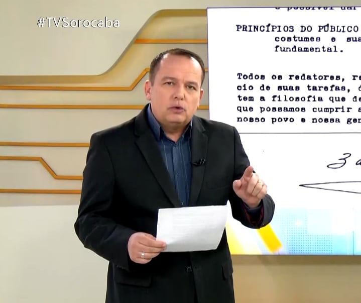 Apresentador Eduardo Barazal com a carta do Silvio Santos.