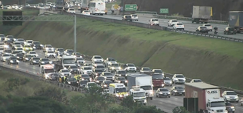 Engavetamento envolve sete ve&iacute;culos na Rodovia dos Bandeirantes em Jundia&iacute;