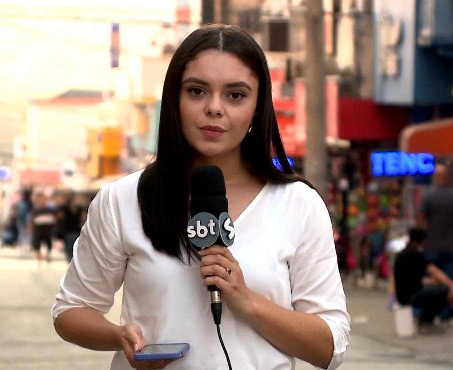 Rep&oacute;rter Fernanda Sena falando sobre a onda de frio.