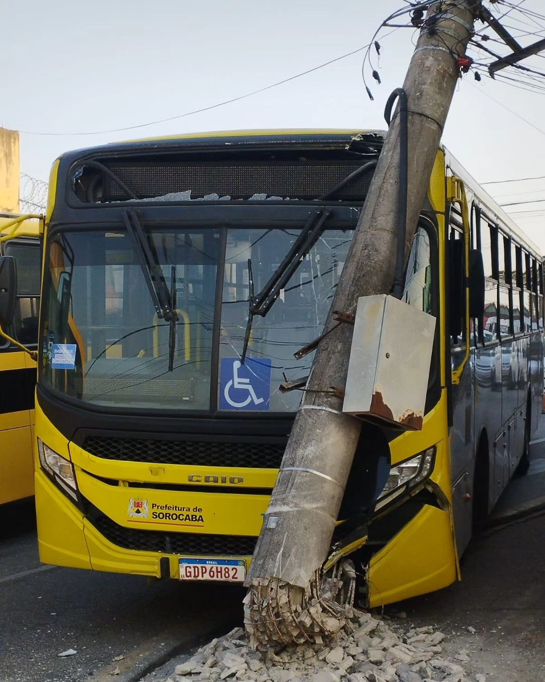 &Ocirc;nibus atinge poste e duas motos em cruzamento movimentado na Vila Aeroporto