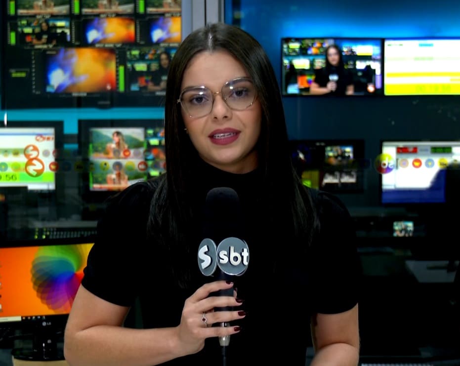 Rep&oacute;rter Fernanda Sena falando sobre o Qualifica SP.