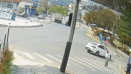 Caminh&atilde;o perde freio e desce de r&eacute;, atingindo monumento e pr&eacute;dio em V&aacute;rzea Paulista