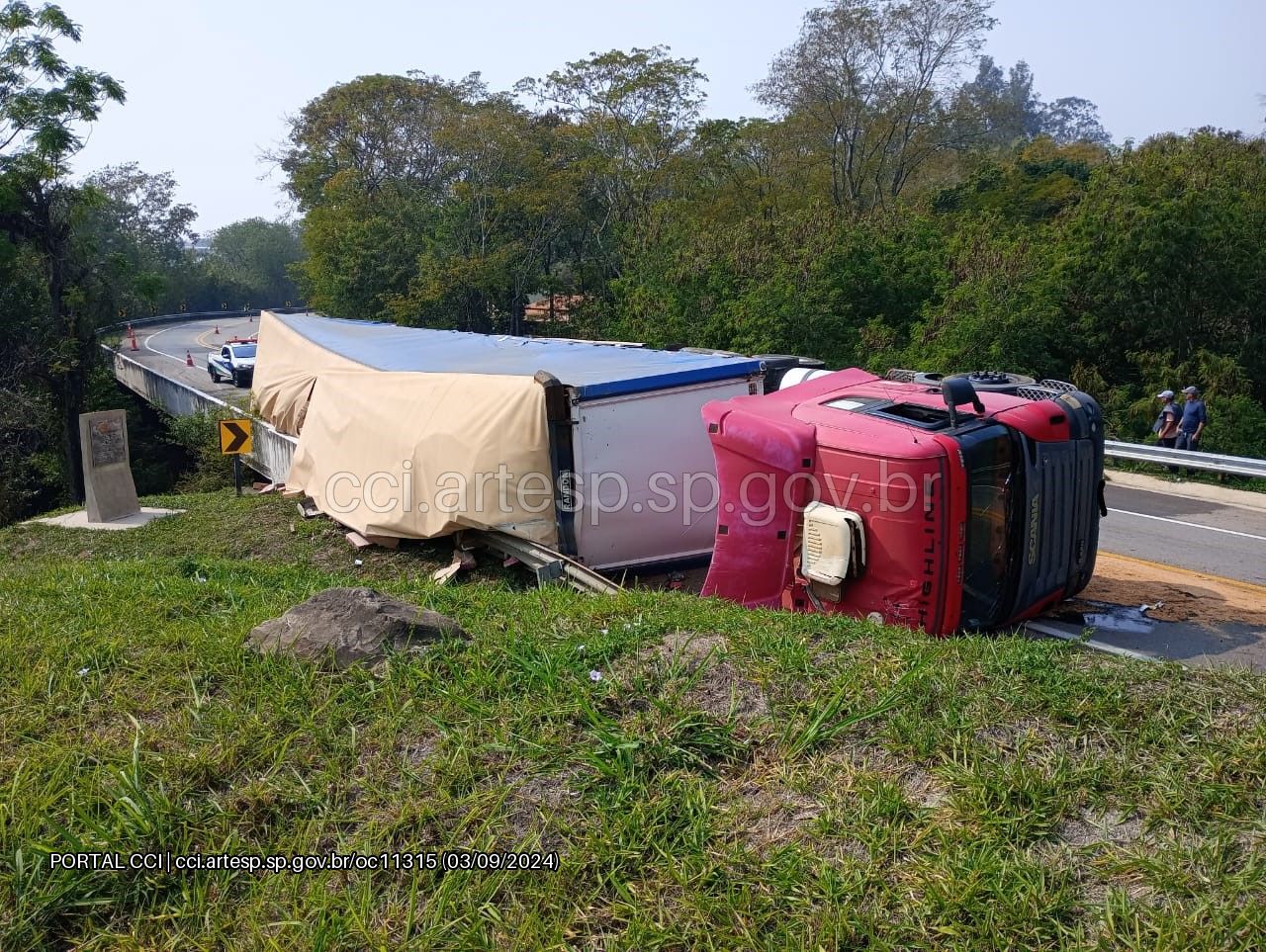 Carreta carregada de mantimentos tomba na Rodovia Marechal Rondon, em Tiet&ecirc;