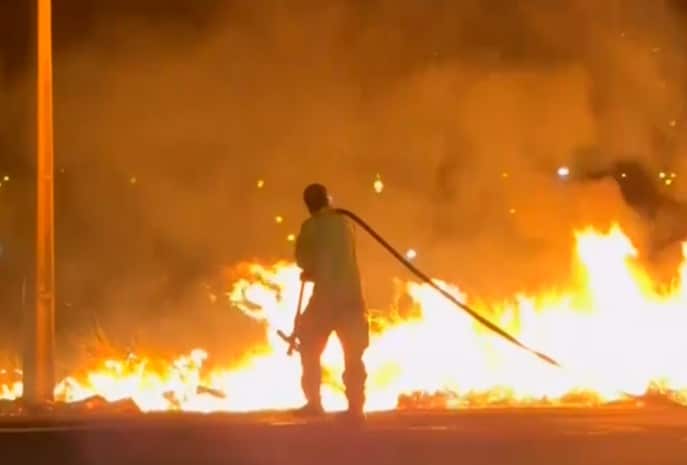 Bombeiro controlando inc&ecirc;ndio.