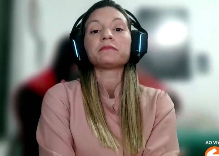 M&eacute;dica falando sobre exames laboratoriais para pets.