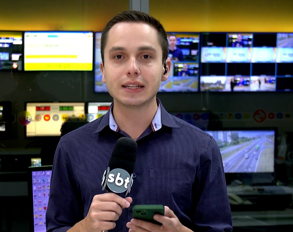 Rep&oacute;rter Luis Negrelli falando sobre as vagas de trabalho no festival de m&uacute;sica.