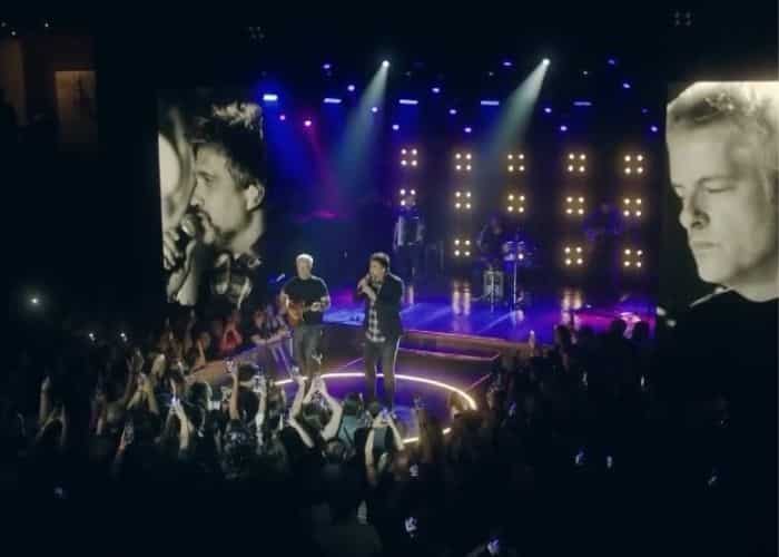 Palco onde est&aacute; acontecendo show do Vitor e Leo.