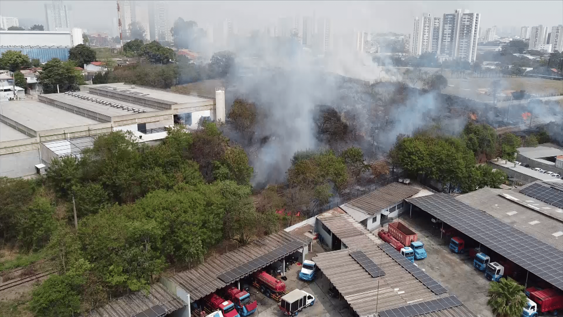 Inc&ecirc;ndio atinge &aacute;rea de mata no Jardim Gon&ccedil;alves, em Sorocaba, e empresas s&atilde;o evacuadas