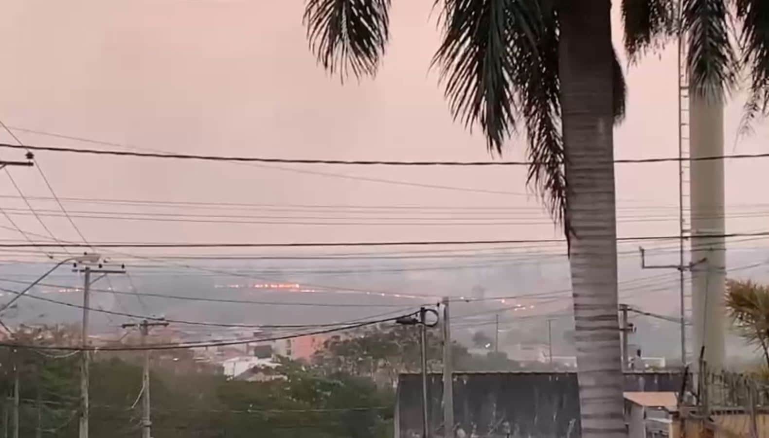 Inc&ecirc;ndio atinge &aacute;rea de vegeta&ccedil;&atilde;o entre Zona Norte e Oeste de Sorocaba