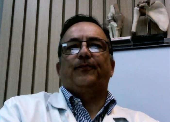 M&eacute;dico falando sobre a recupera&ccedil;&atilde;o de idosos.