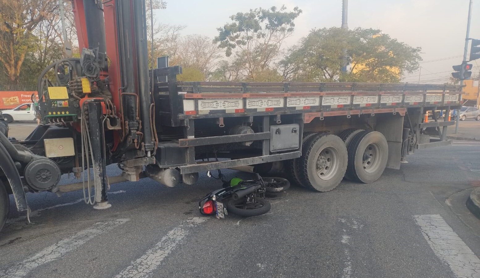 Motociclista morre em acidente com caminh&atilde;o na Av. Santos Dumont