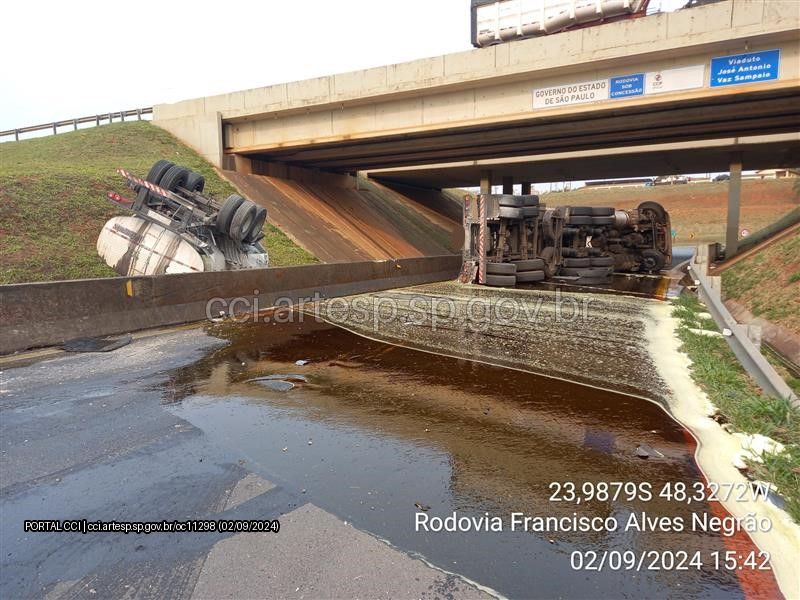Carreta carregada com &oacute;leo vegetal tomba e interdita rodovia em Cap&atilde;o Bonito