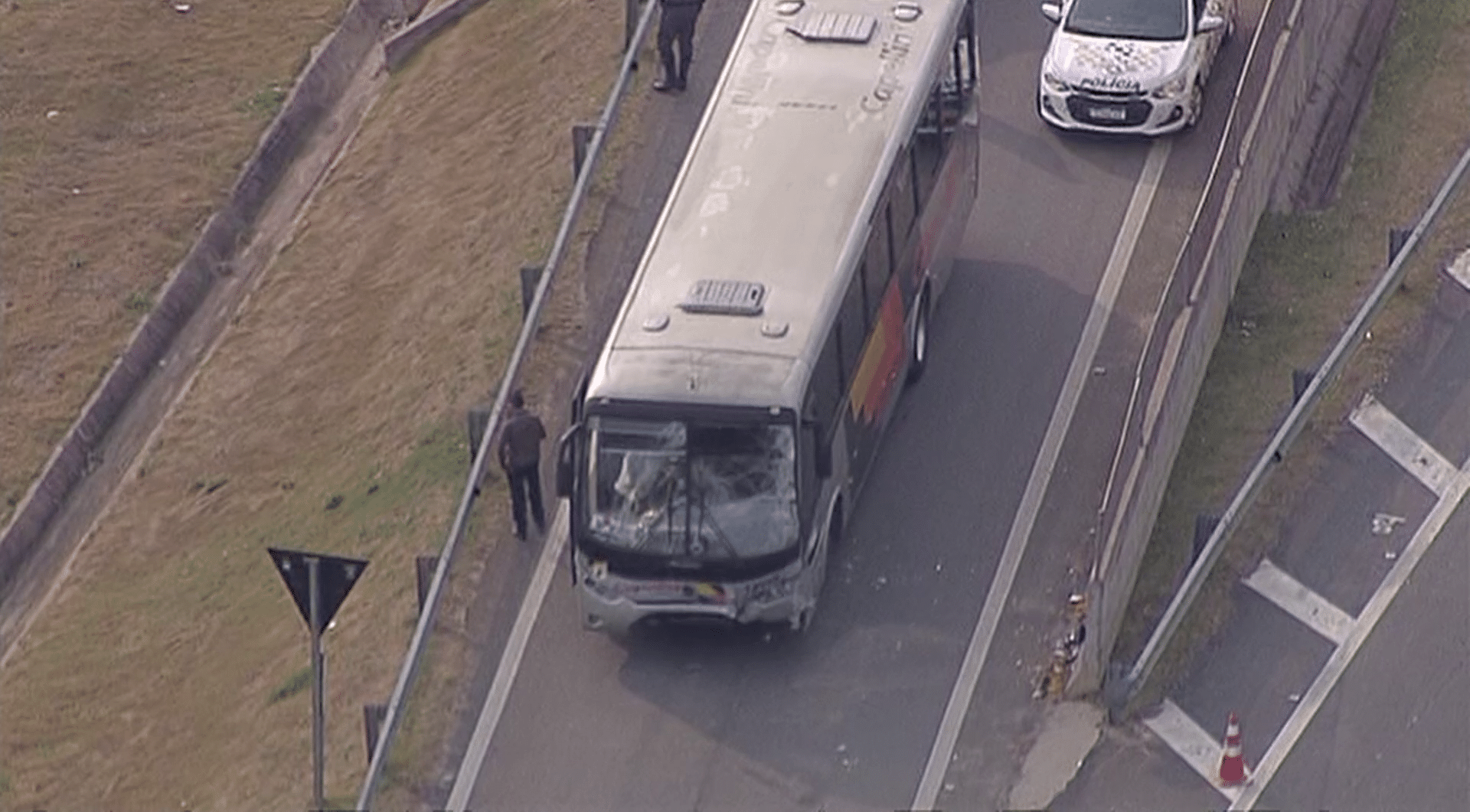 Acidente entre dois &ocirc;nibus bloqueia al&ccedil;a de acesso na Rodovia Anhanguera e deixa 13 feridos