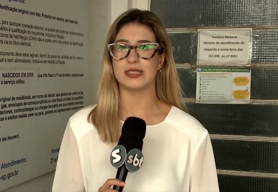 Rep&oacute;rter Nicole Bonentti falando sobre justificar aus&ecirc;ncia nas elei&ccedil;&otilde;es.