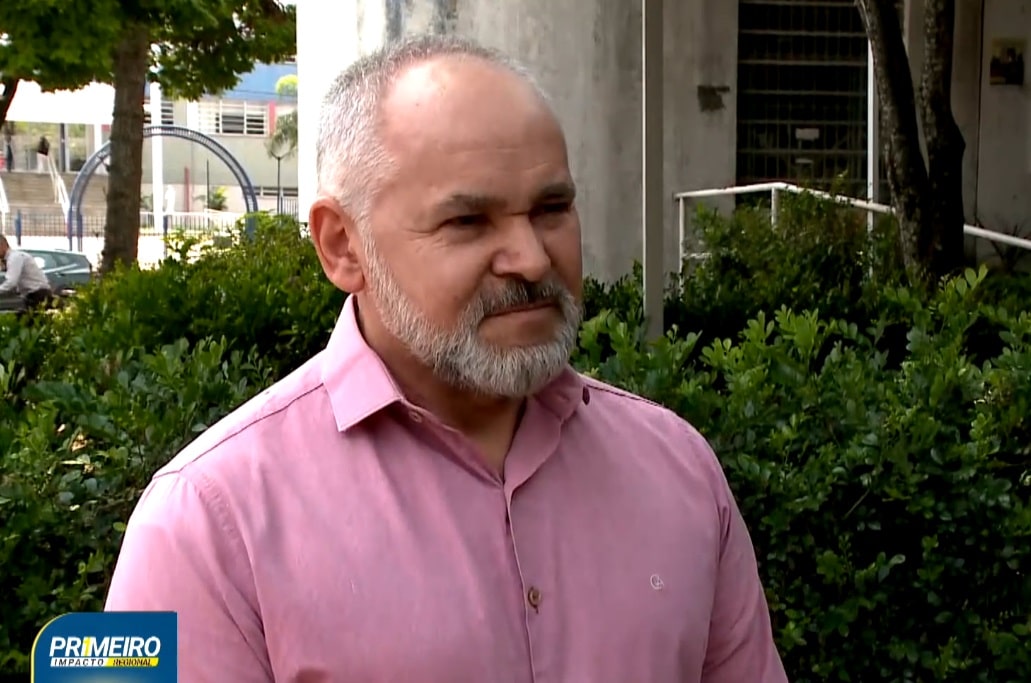Chefe do cart&oacute;rio falando sobre como justificar aus&ecirc;ncia.