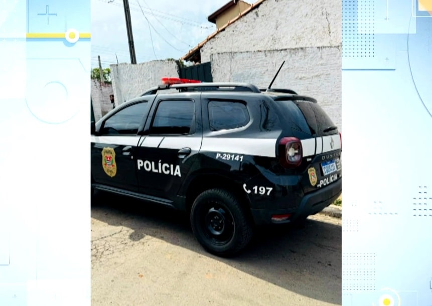Carro da pol&iacute;cia na frente do local clandestino.