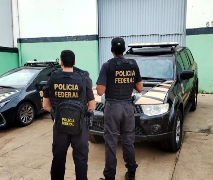 Policiais reunidos em opera&ccedil;&atilde;o.