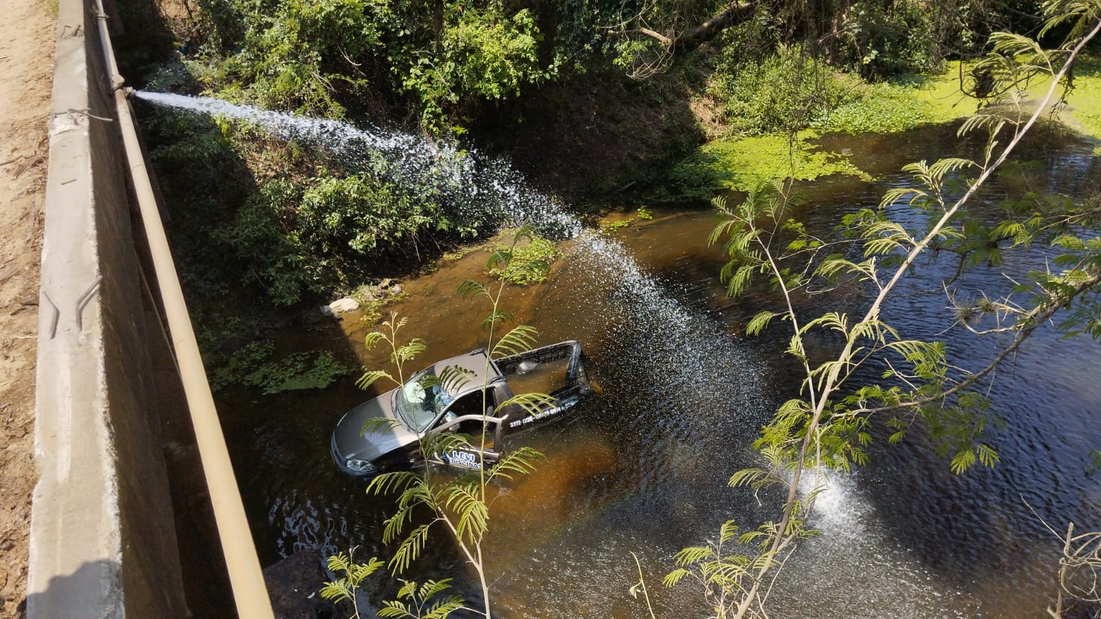 Carro bate em ponte na &aacute;rea rural de Angatuba e despenca em rio