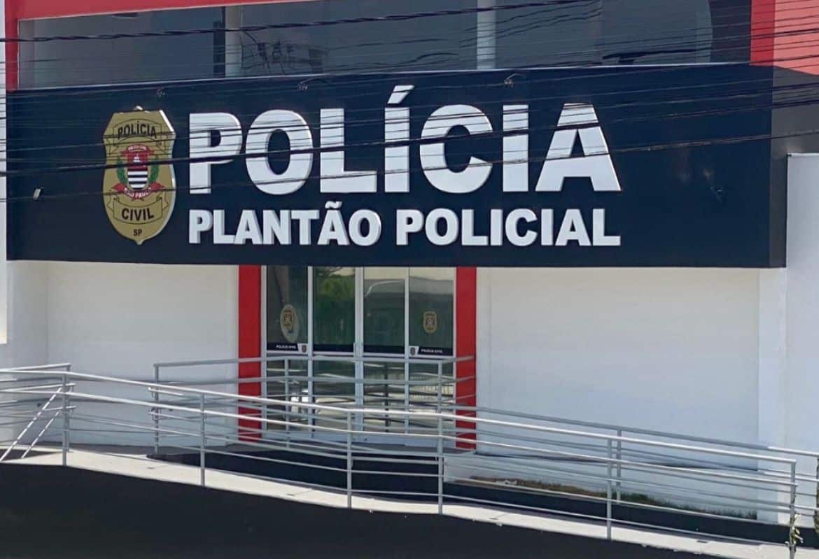 Na noite de ontem (1), por volta das 22h, o advogado, Mauro Ribas, teve o carro alvejado no bairro Quintais do Imperador.