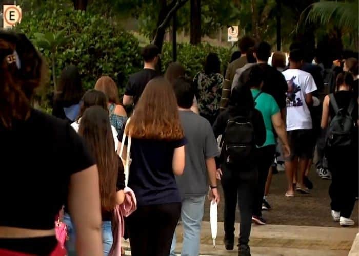 Alunos indo fazer a prova do ENEM.