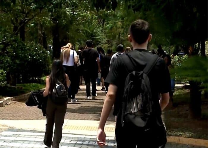 Milh&otilde;es de estudantes fazem o primeiro dia do Enem 2025 neste domingo