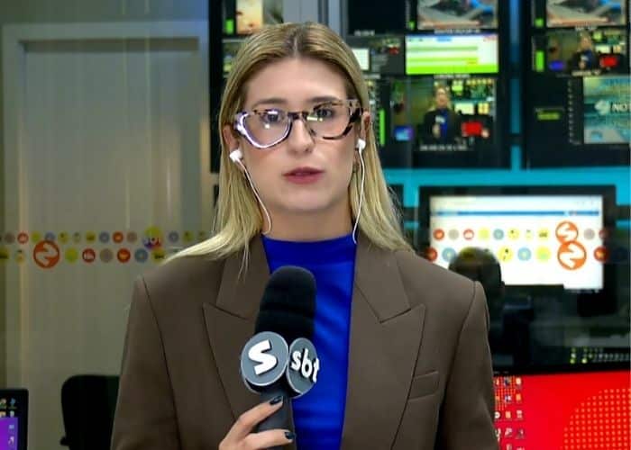 Rep&oacute;rter Nicole Bonentti falando sobre o Dia D contra a dengue.