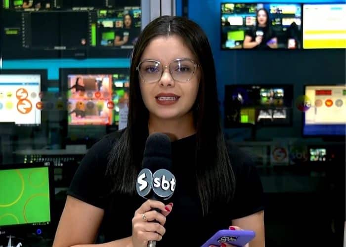 Rep&oacute;rter Fernanda Sena falando sobre o Dia Nacional do Doador de Sangue.
