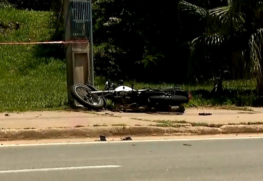 Imagem da moto ap&oacute;s o acidente.