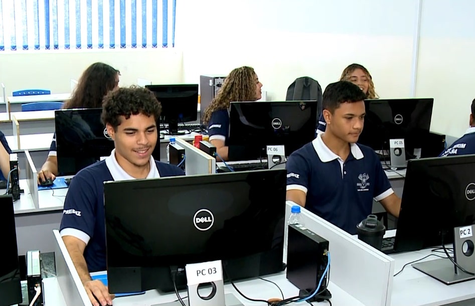 Jovens aprendizes mexendo no computador.