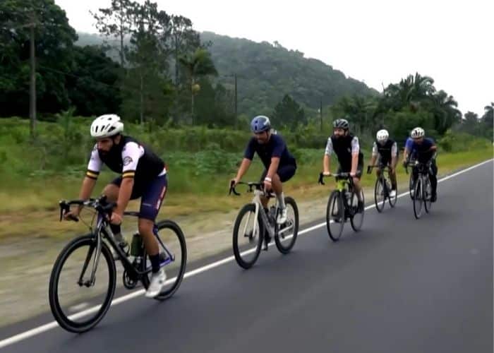 Ciclistas pedalando.