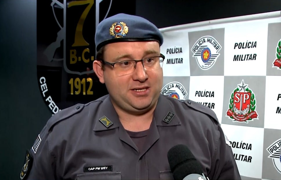 Policial dando entrevista.