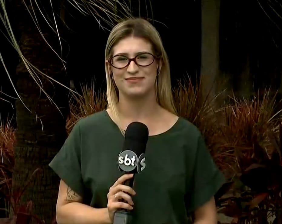 Rep&oacute;rter Nicole Bonentti falando sobre o caso da mulher.