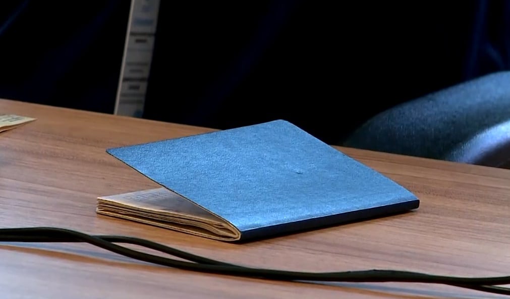 Passaporte na mesa.