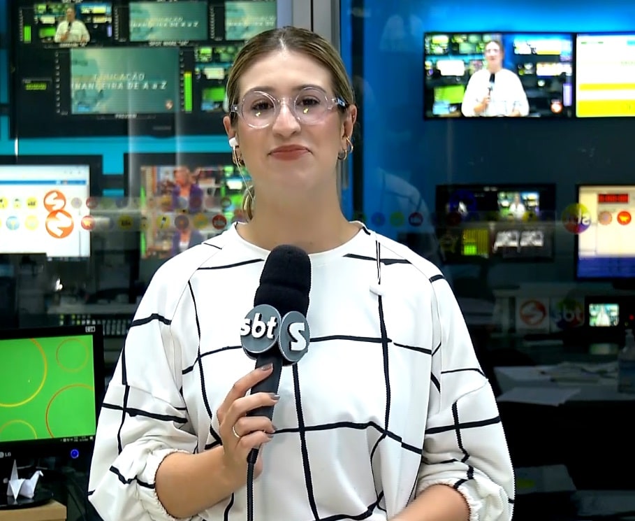 Rep&oacute;rter Nicole Bonentti falando sobre o Vestibular 2025 das Fatecs.