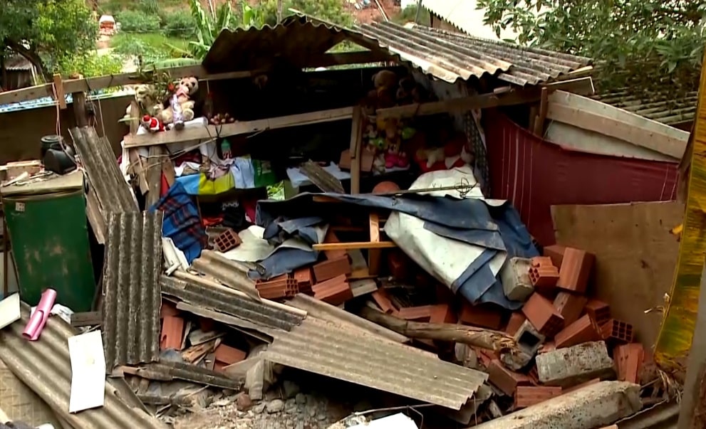 Imagem de casa destru&iacute;da ap&oacute;s chuva.