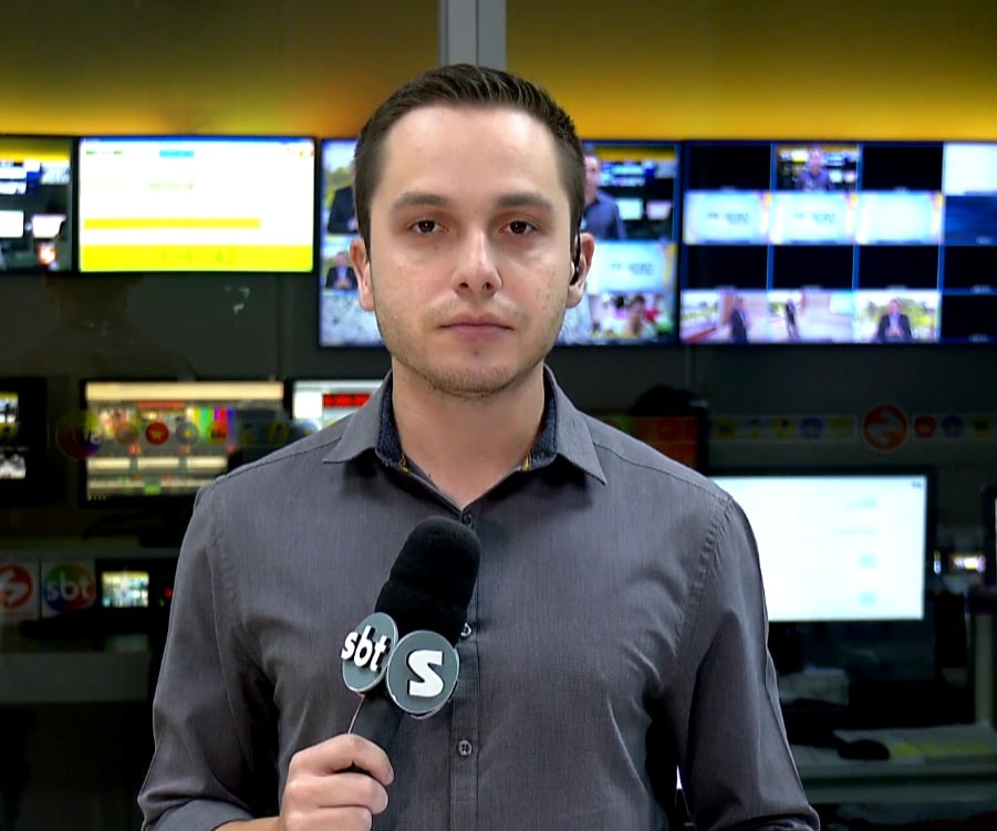 Rep&oacute;rter Luis Negrelli falando sobre o caso das crian&ccedil;as resgatadas em Sorocaba.