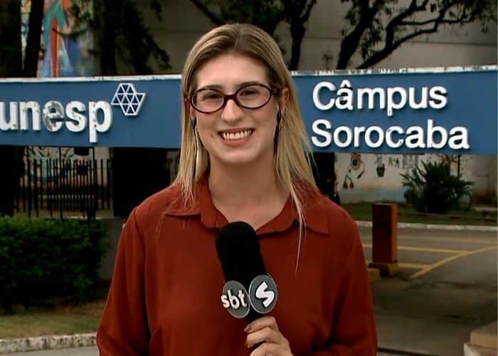 Rep&oacute;rter Nicole Bonentti falando sobre o vestibular da Unesp.